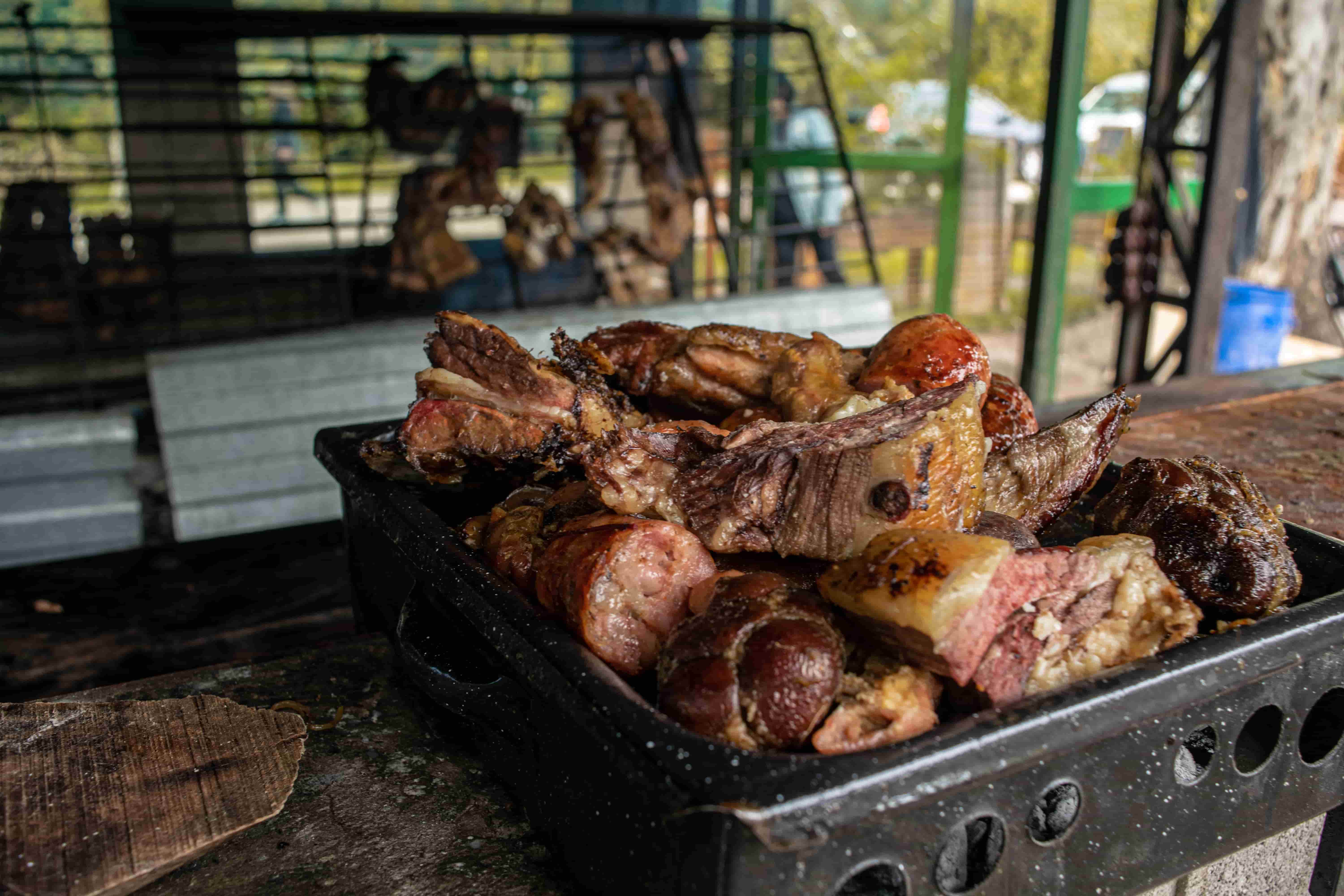 Corte de carne jugoso a las brasas con guarnición